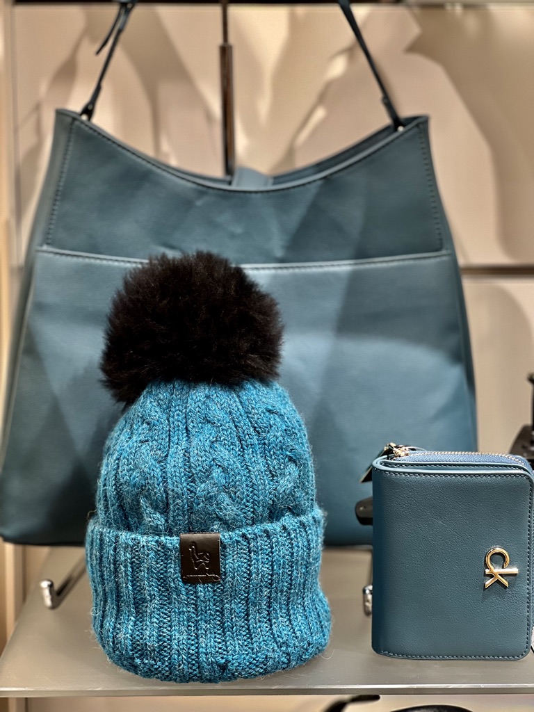 Beanie Turquoise with pompom