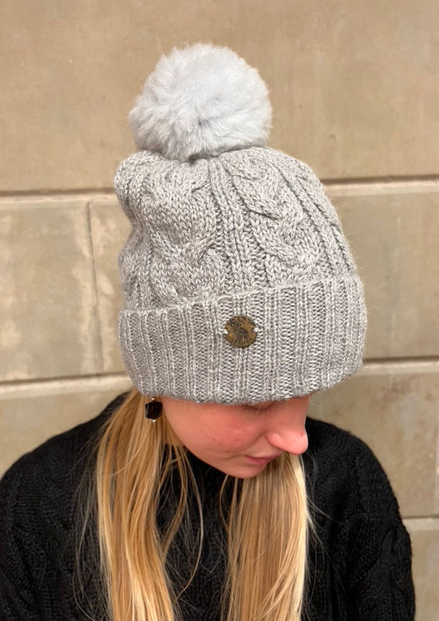 Bonnet Gris à Côtes & Pompon Gris - Image 2