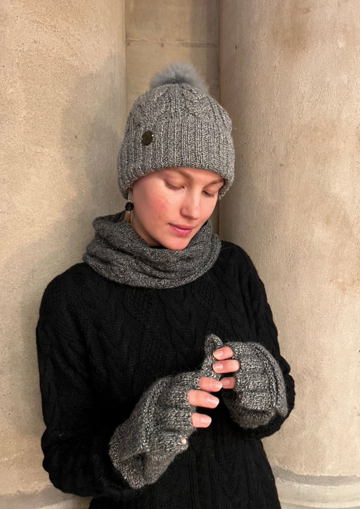 Bonnet Gris Chiné avec Pompon - Image 3