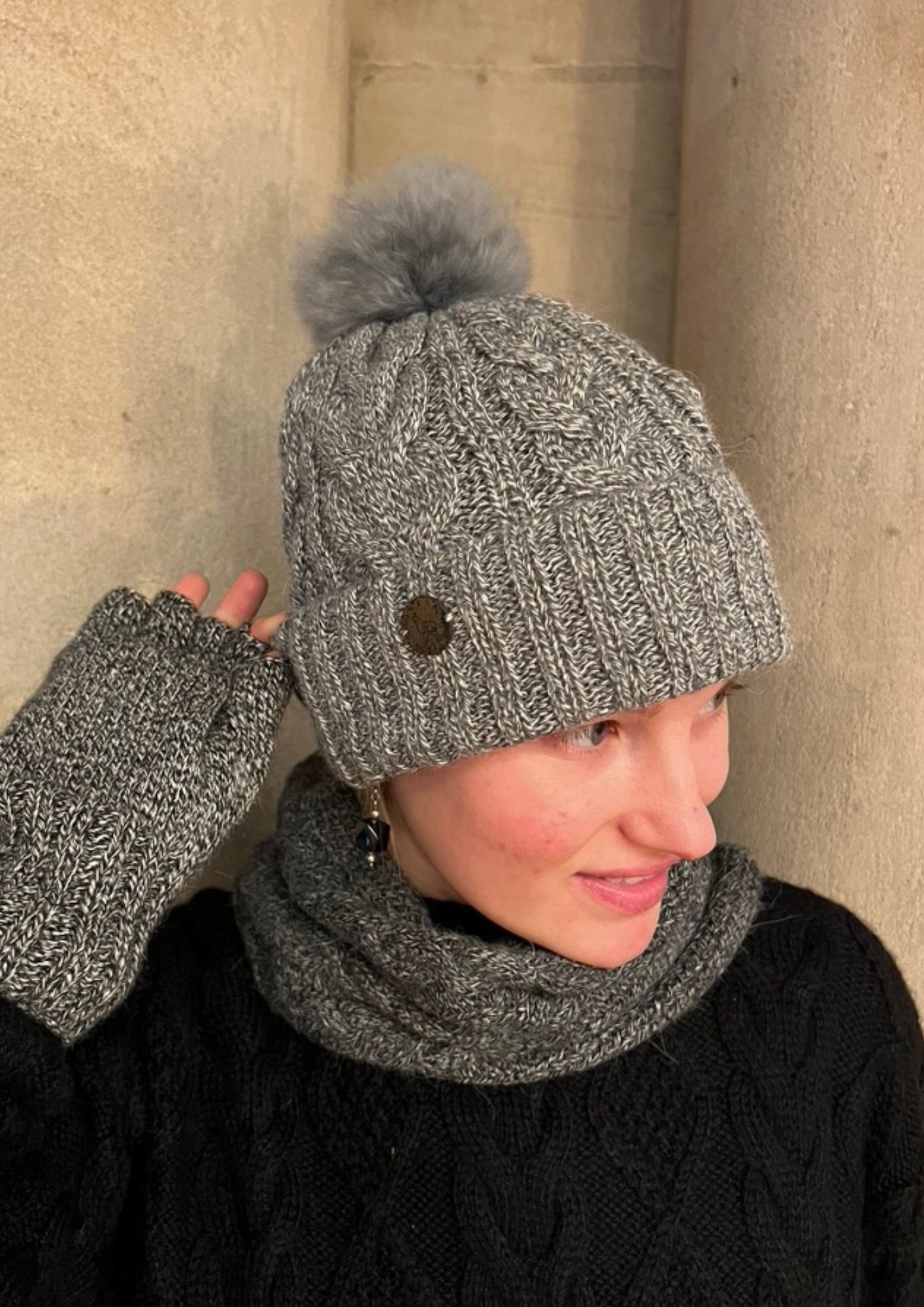 Bonnet Gris Chiné avec Pompon - Image 2