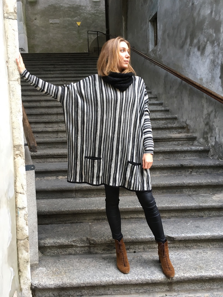 Pull Poncho Black & White - Image 5