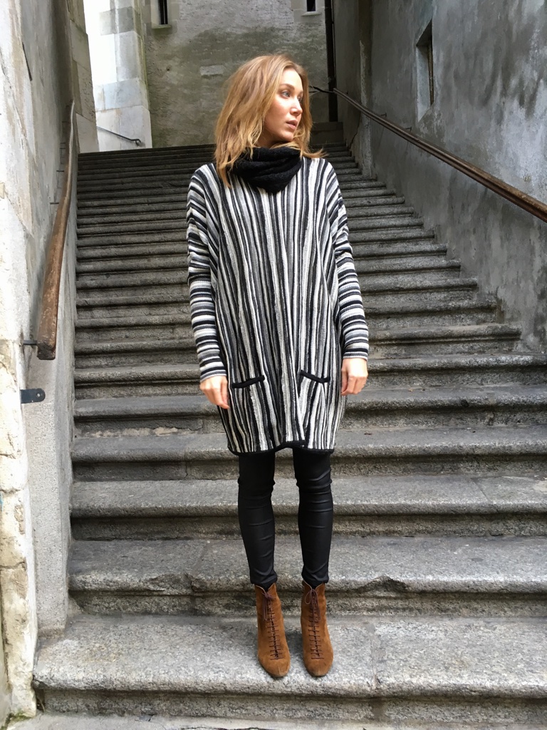 Pull Poncho Black & White - Image 3