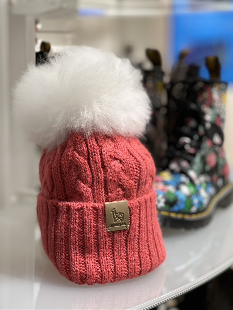 Beanie coral with fur pompom