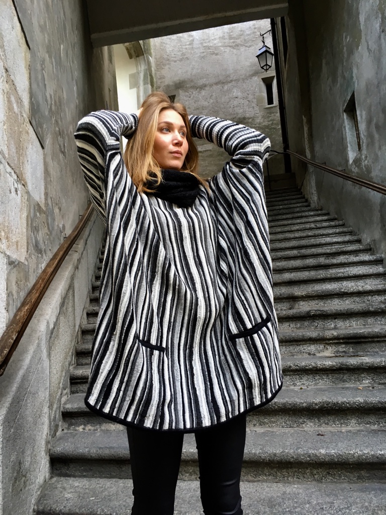 Pull Poncho Black & White - Image 4