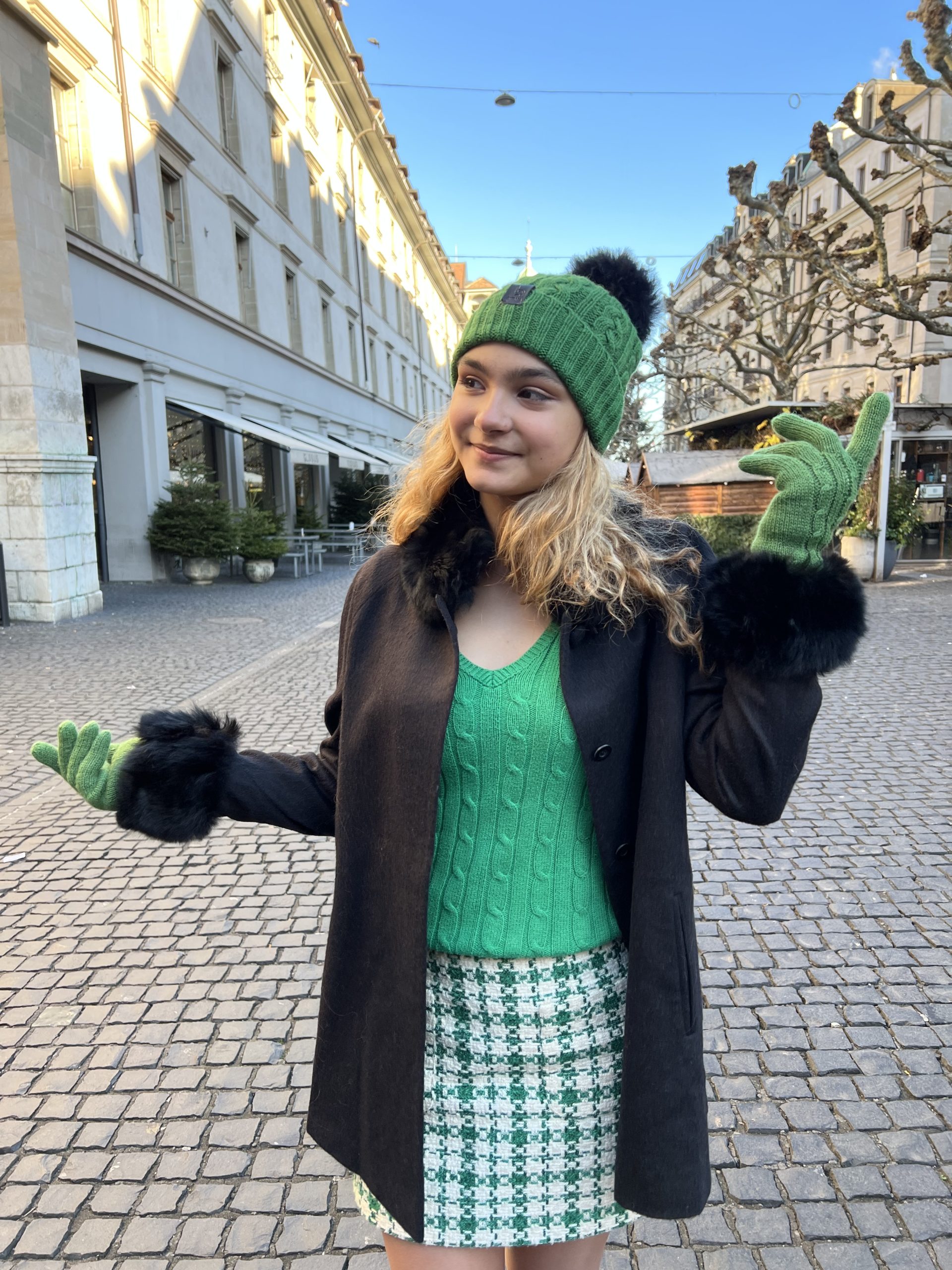 Beanie green & pompom - Image 3