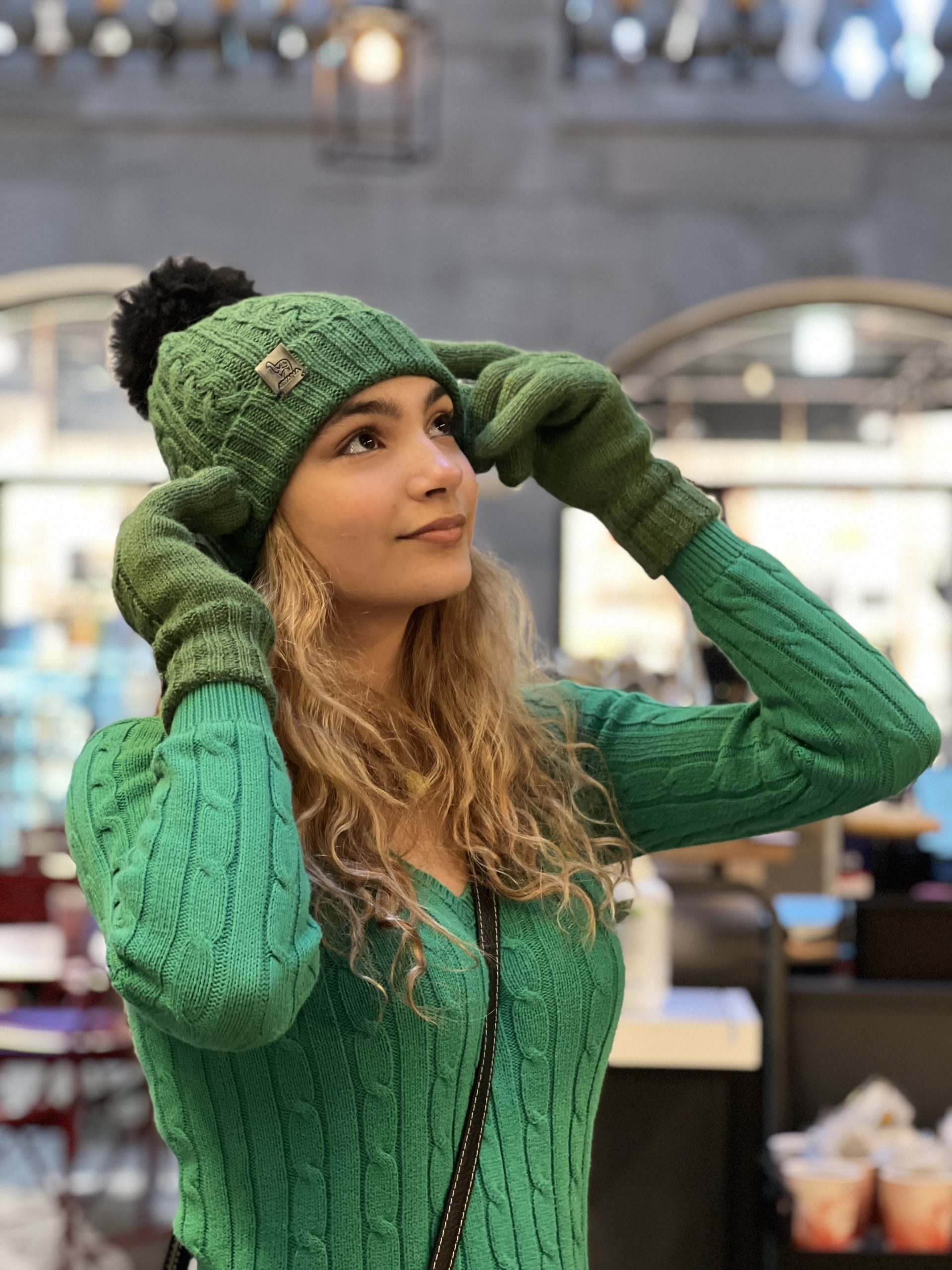 Beanie green & pompom